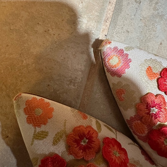 COPY - MANOLO BLAHNIK 39.5 ITALY Floral Mule Kitten Mules - Picture 10 of 11